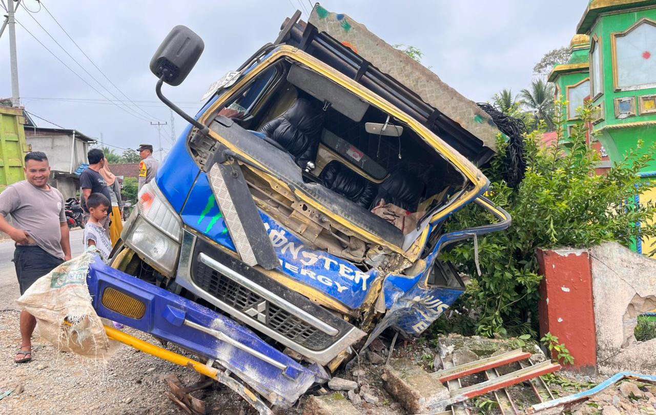 Diduga Silau Lampu, Truk Fuso Tabrak Tembok Masjid di Sekayam Dini Hari