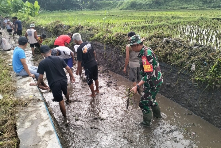 Dukung Sektor Pertanian, Babinsa Karang Tengah Bersama Warga Gotong Royong Bersihkan Irigasi
