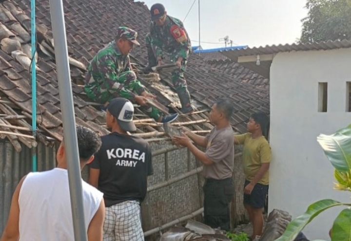 Wujud Kemanunggalan TNI, Babinsa Kademangan Bersama Warga Gotong Royong Rehab Rumah Layak Huni