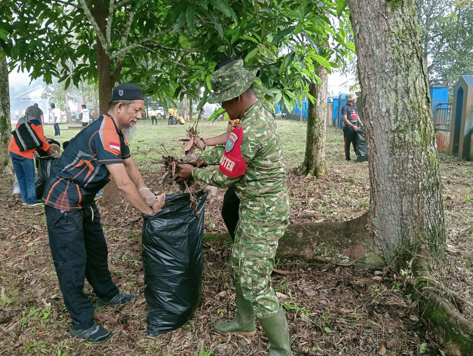 JUMAT BERSIH! TNI-POLRI DAN FORKOPIMCAM KOMPAK GOTONG ROYONG BERSIHKAN TERMINAL UMUM PUTUSSIBAU