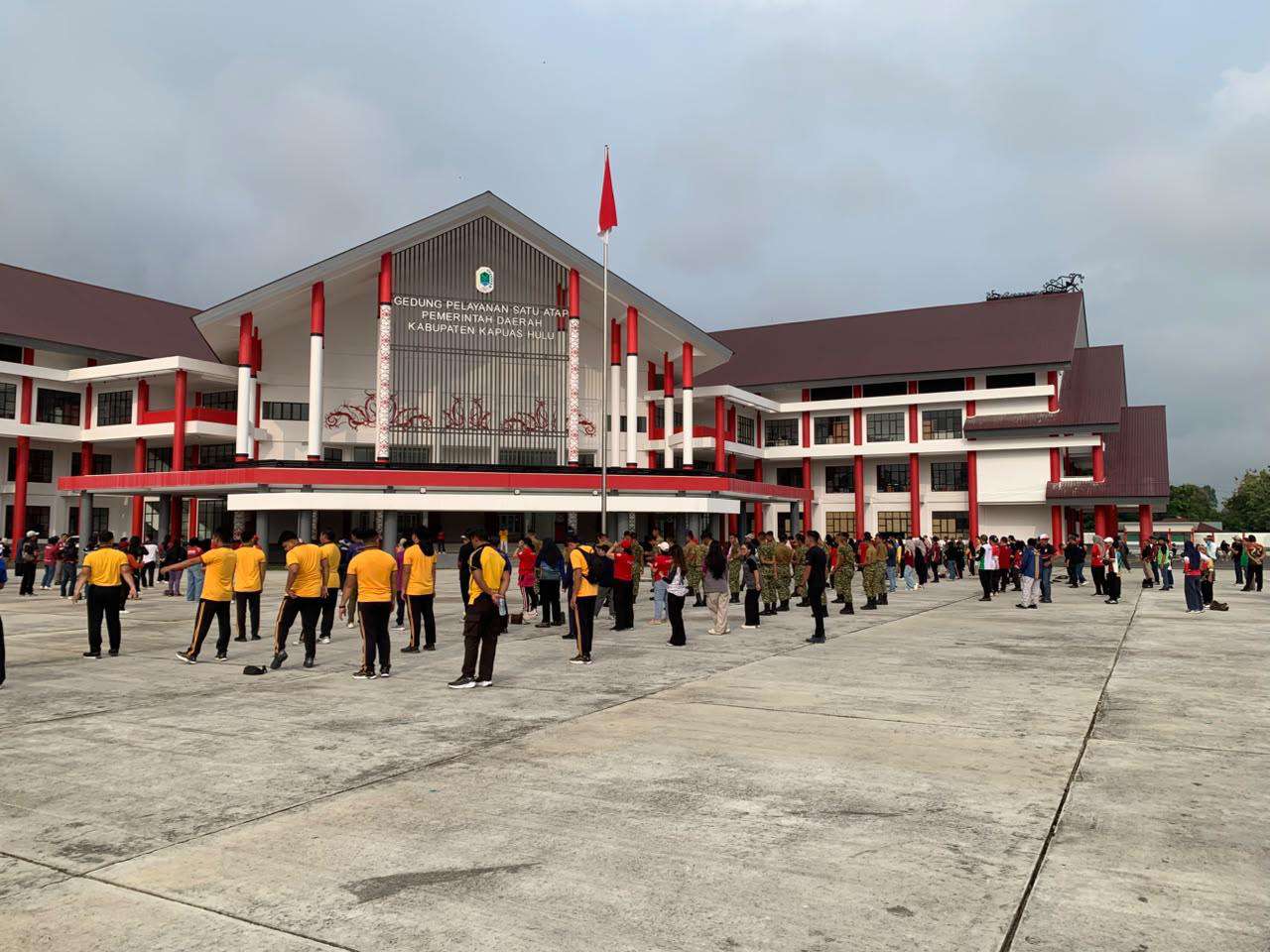 DUKUNG GERAKAN INDONESIA ASRI, PASIOPS KODIM 1206/PUTUSSIBAU BERSAMA ANGGOTA TURUN LANGSUNG BERSIHKAN LINGKUNGAN GEDUNG SATAP DAN GOR UNCAK KAPUAS