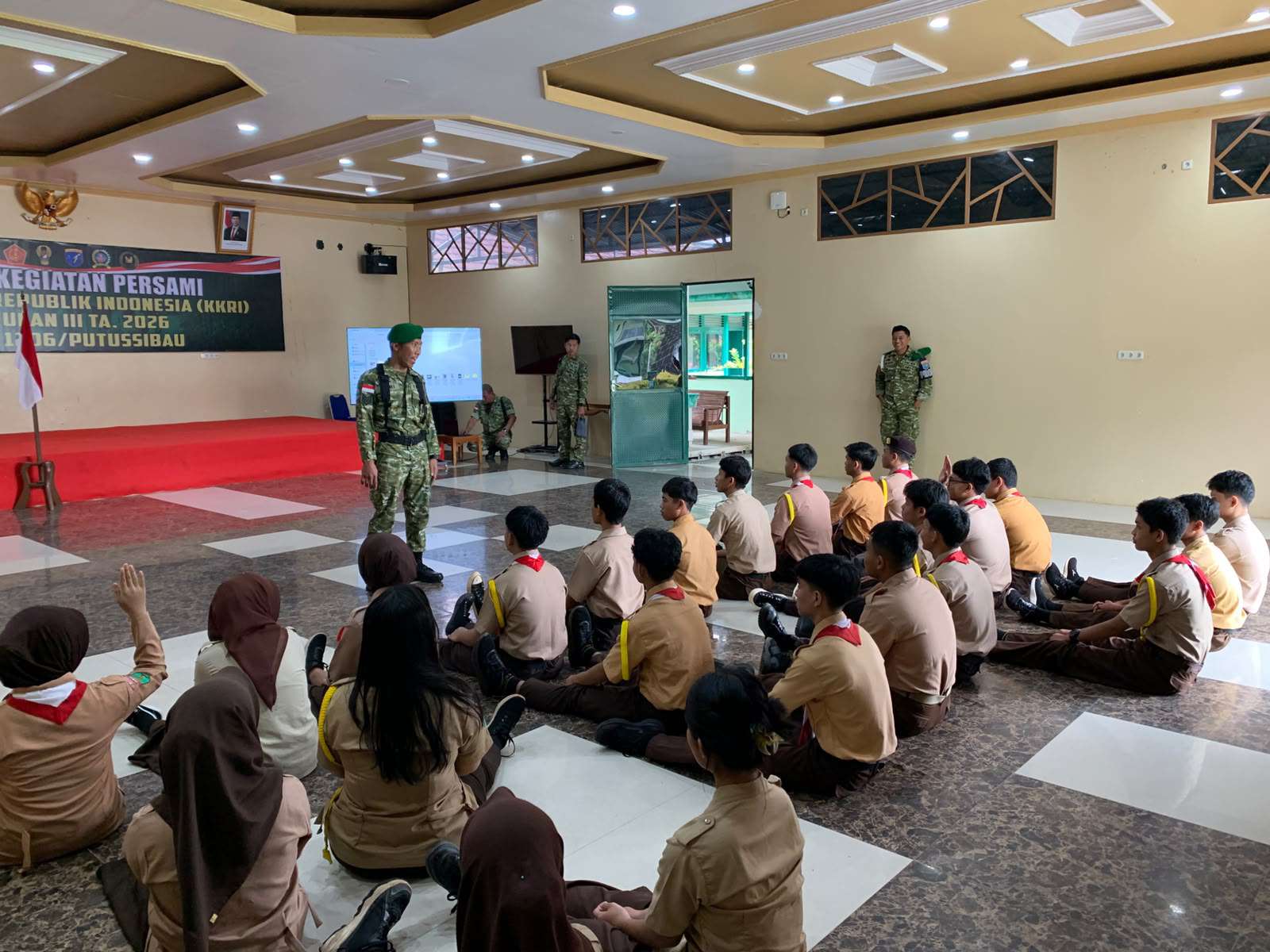 ASAH KEDISIPLINAN DAN JIWA NASIONALISME, SISWA-SISWI SMAN 1 PUTUSSIBAU IKUTI BERBAGAI MATERI PERSAMI KKRI TW III TA. 2026 DI MAKODIM 1206/PUTUSSIBAU