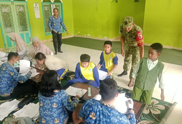 Tingkatkan Kualitas Kesehatan Pelajar, Serma Supriyadi Dampingi Screening Kesehatan Di SDI Bina Insan Mulia